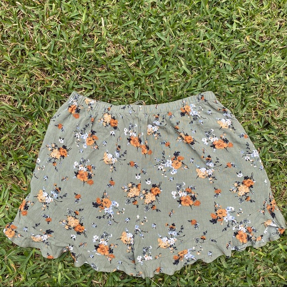 High Waisted Floral Shorts - Picture 2 of 2